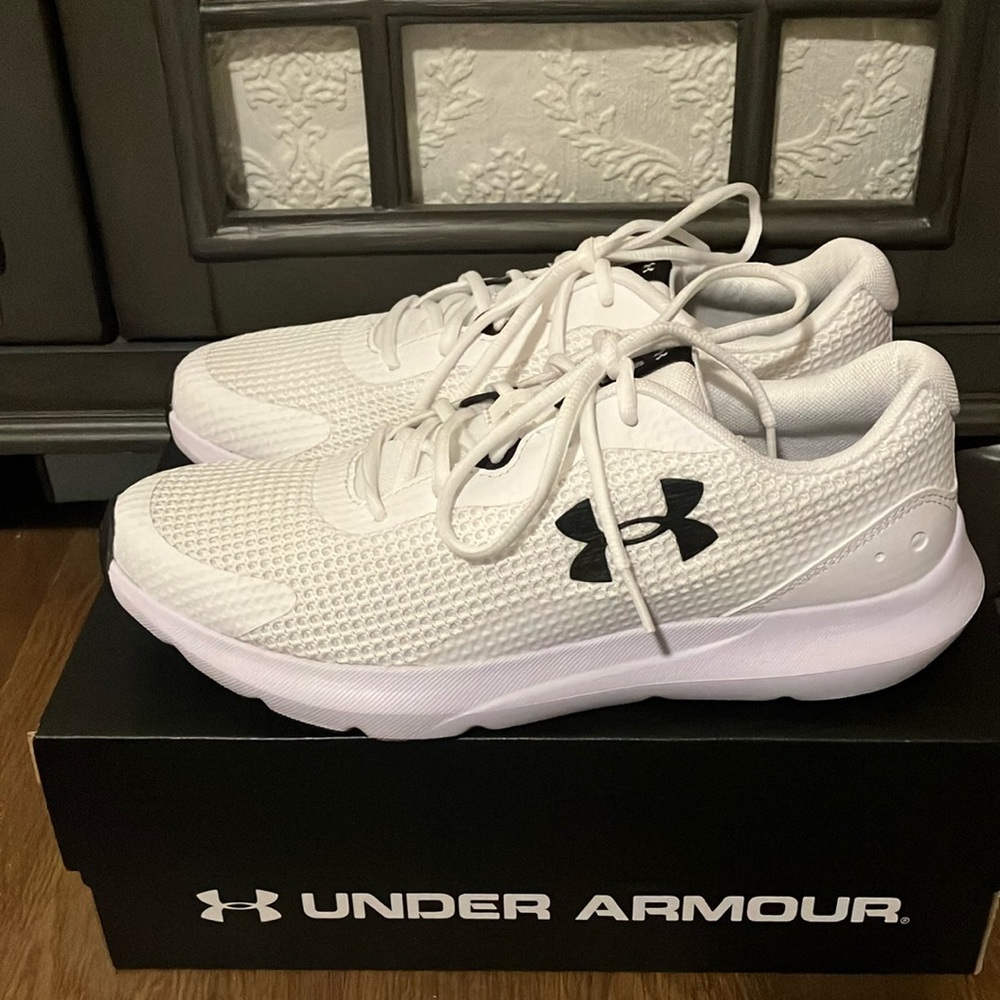 Under Armour Surge3 white mesh sneakers Men’s Size 9. Comfortable & BNWT❤️